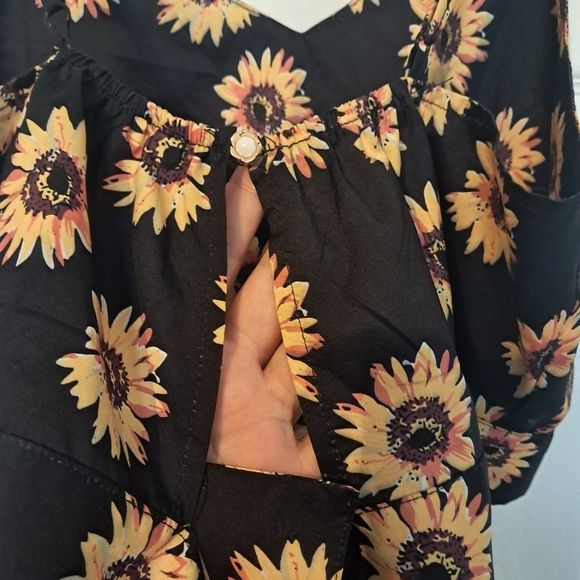 💰Sunflower Print Black Crop Top - Picture 5 of 7